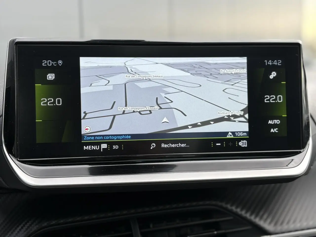Écran tactile 10 pouces affichant la navigation 3D dans l'habitacle du Peugeot 208 noir Perla 2023