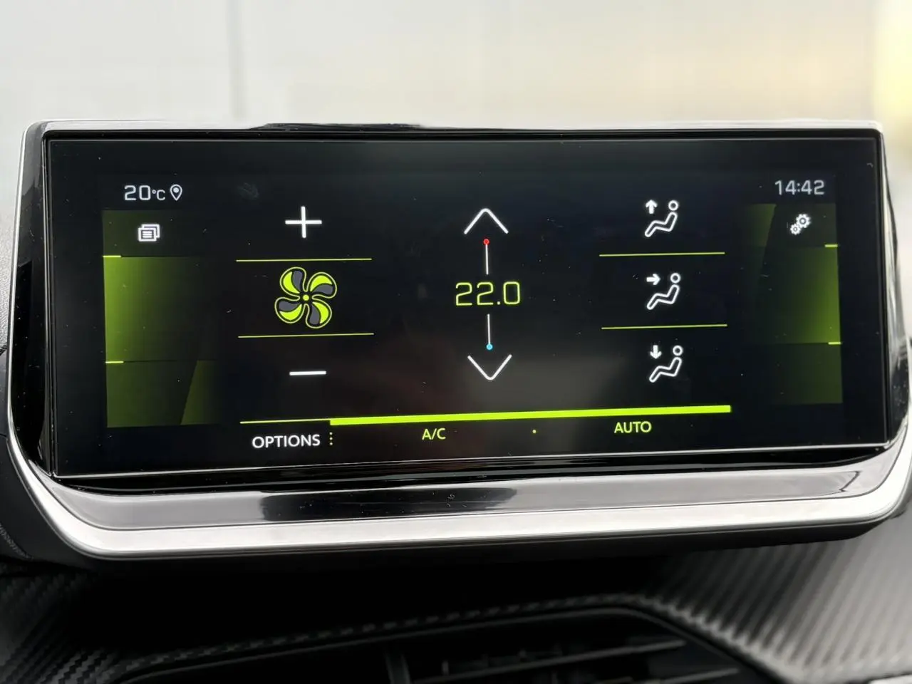 Écran tactile 10 pouces du système de climatisation automatique de la Peugeot 208 GT noir perla, affichant 22°C.