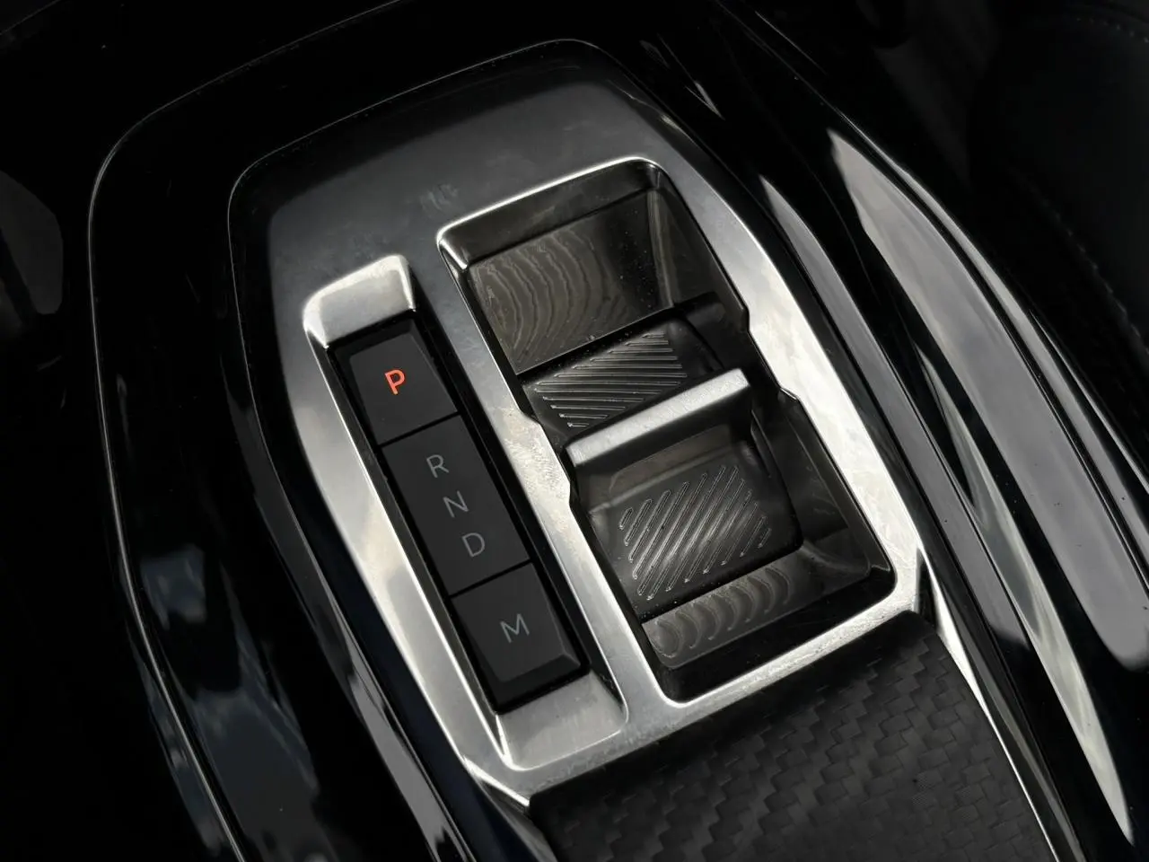 Gros plan sur la commande de boîte automatique noire et argentée de la Peugeot 208 GT 1.2 PureTech 130 EAT8.