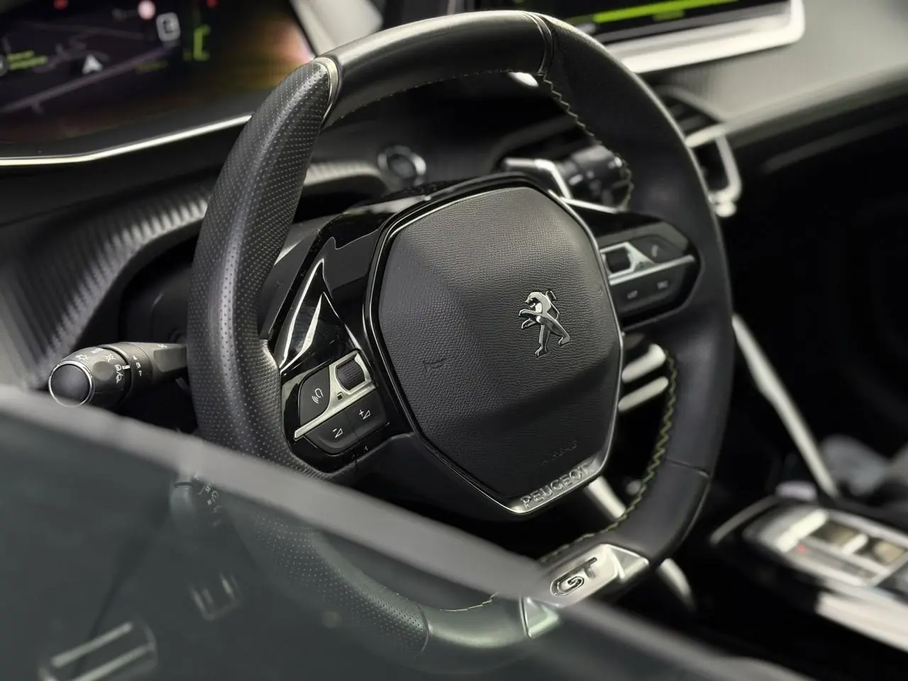 Gros plan sur le volant cuir noir avec badge GT du Peugeot 208 1.2 PureTech 130 EAT8 GT 2023.