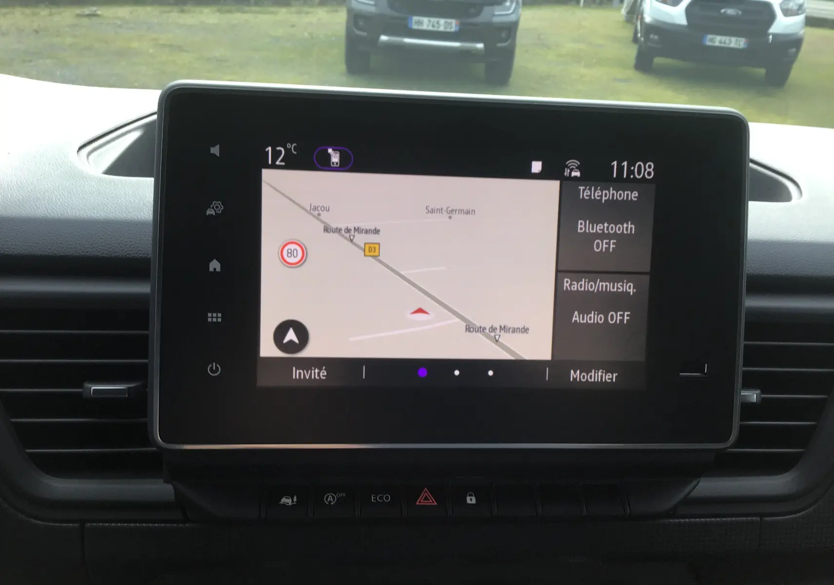 Écran tactile central du Renault Trafic Fourgon gris urbain 2025 affichant la navigation et options multimédia.