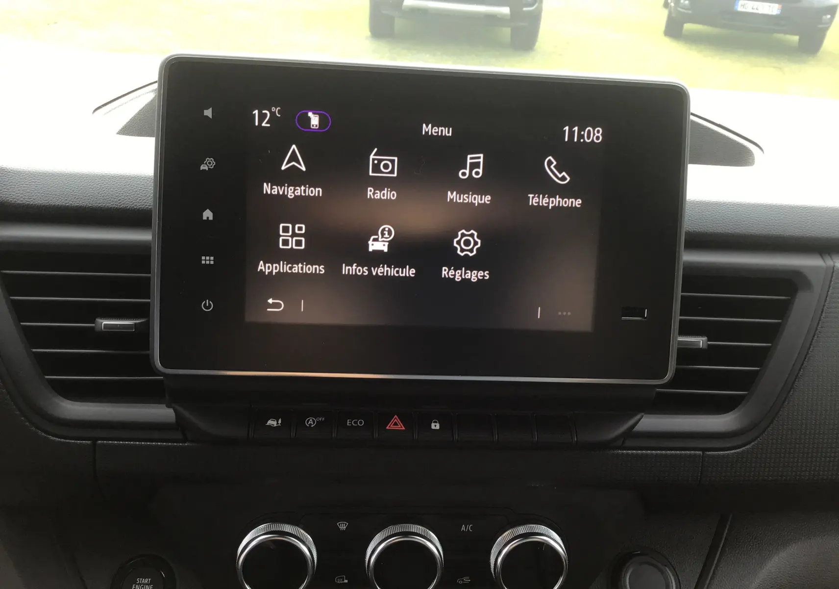 Écran tactile Easy Link 8'' au centre du tableau de bord du Renault Trafic Fourgon gris urbain, vue intérieure frontale.