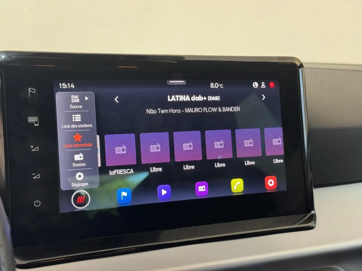 Écran tactile central affichant la radio DAB+ dans l'habitacle d'une SEAT IBIZA 1.0 TSI 110 FR 2024