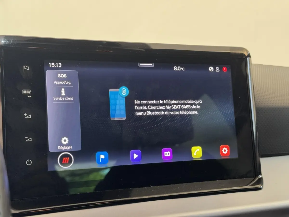 Écran tactile central affichant le menu Bluetooth et les options d'appel d'urgence dans l'habitacle d'une SEAT Ibiza rouge.