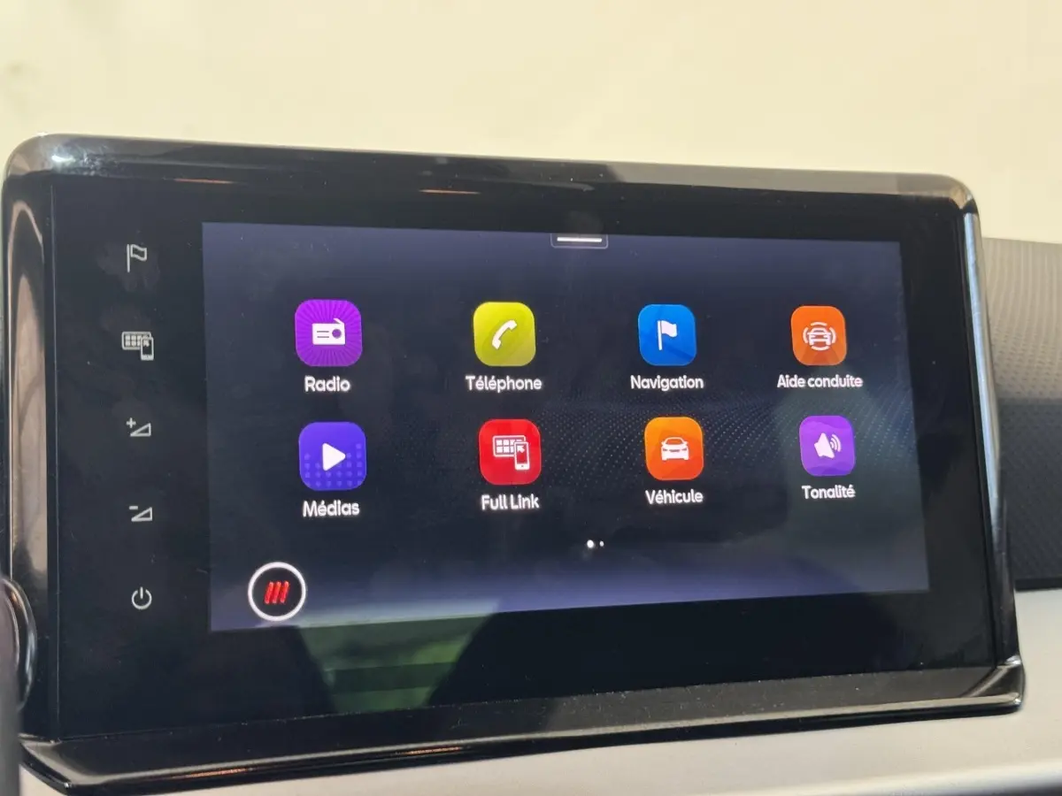 Écran tactile central affichant les icônes multimédias dans l’habitacle de la SEAT Ibiza 1.0 TSI 110 FR 2024.