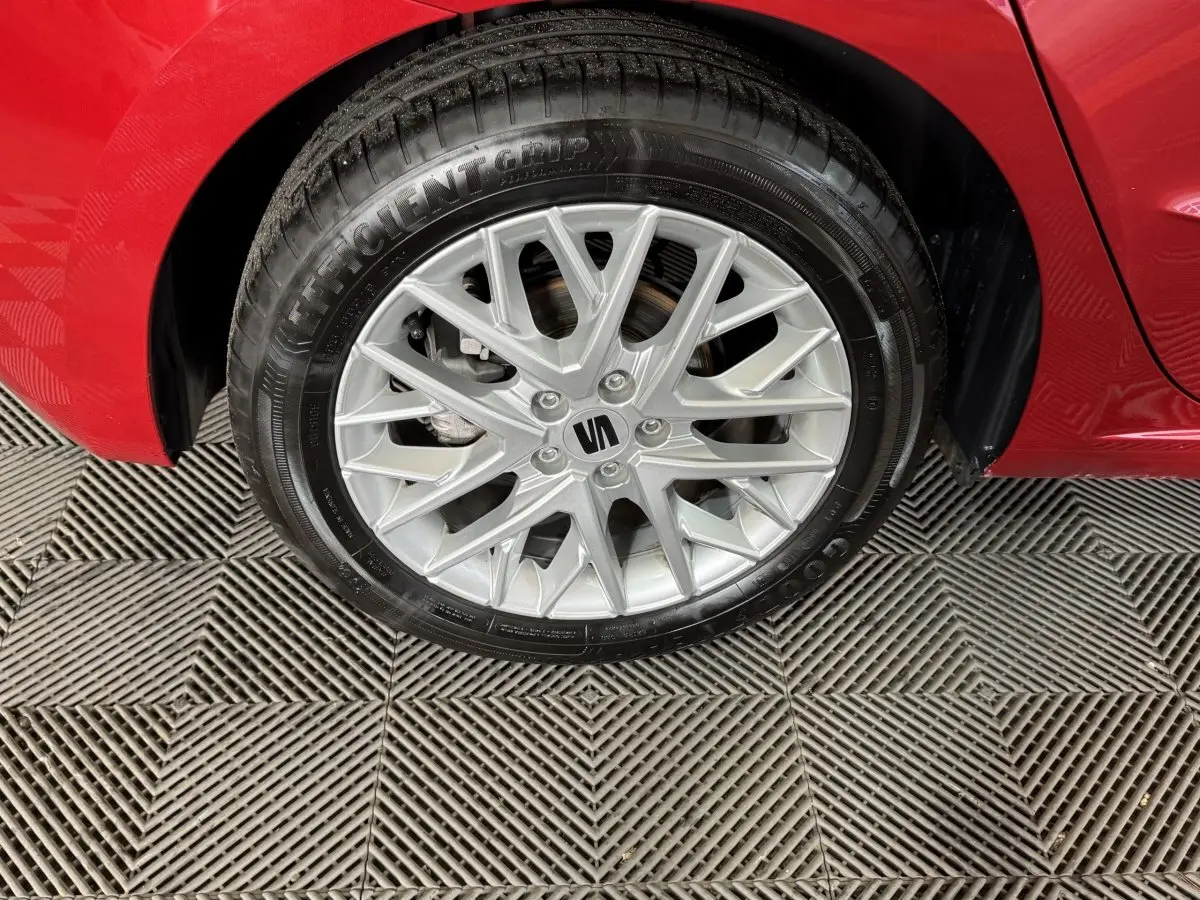 Gros plan sur la roue avant droite avec jante argentée de la SEAT IBIZA 1.0 TSI 110 FR rouge 2024.