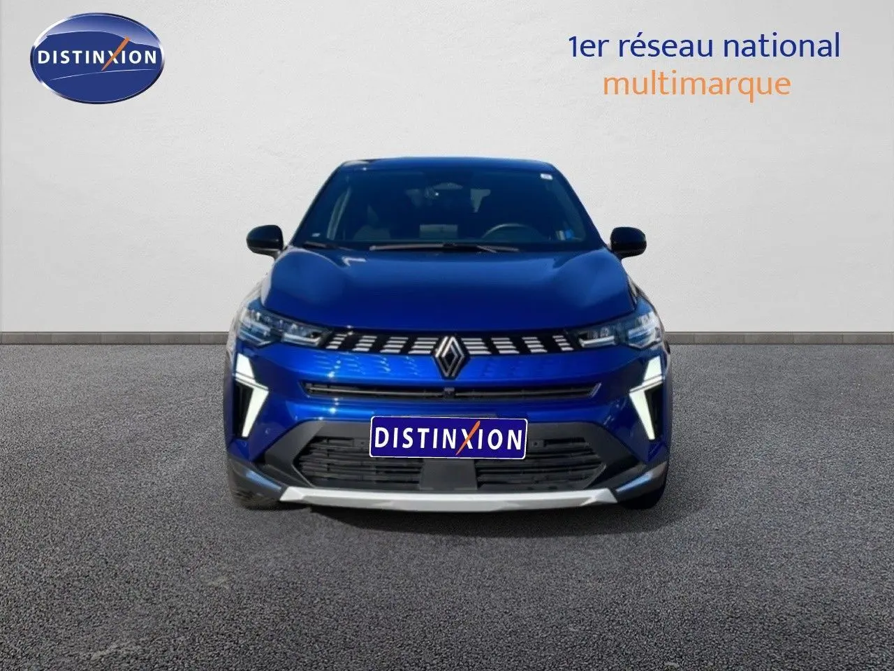 Vue frontale d'un Renault Symbioz 2025 bleu iron metal avec calandre distinctive et feux LED verticaux allumés.