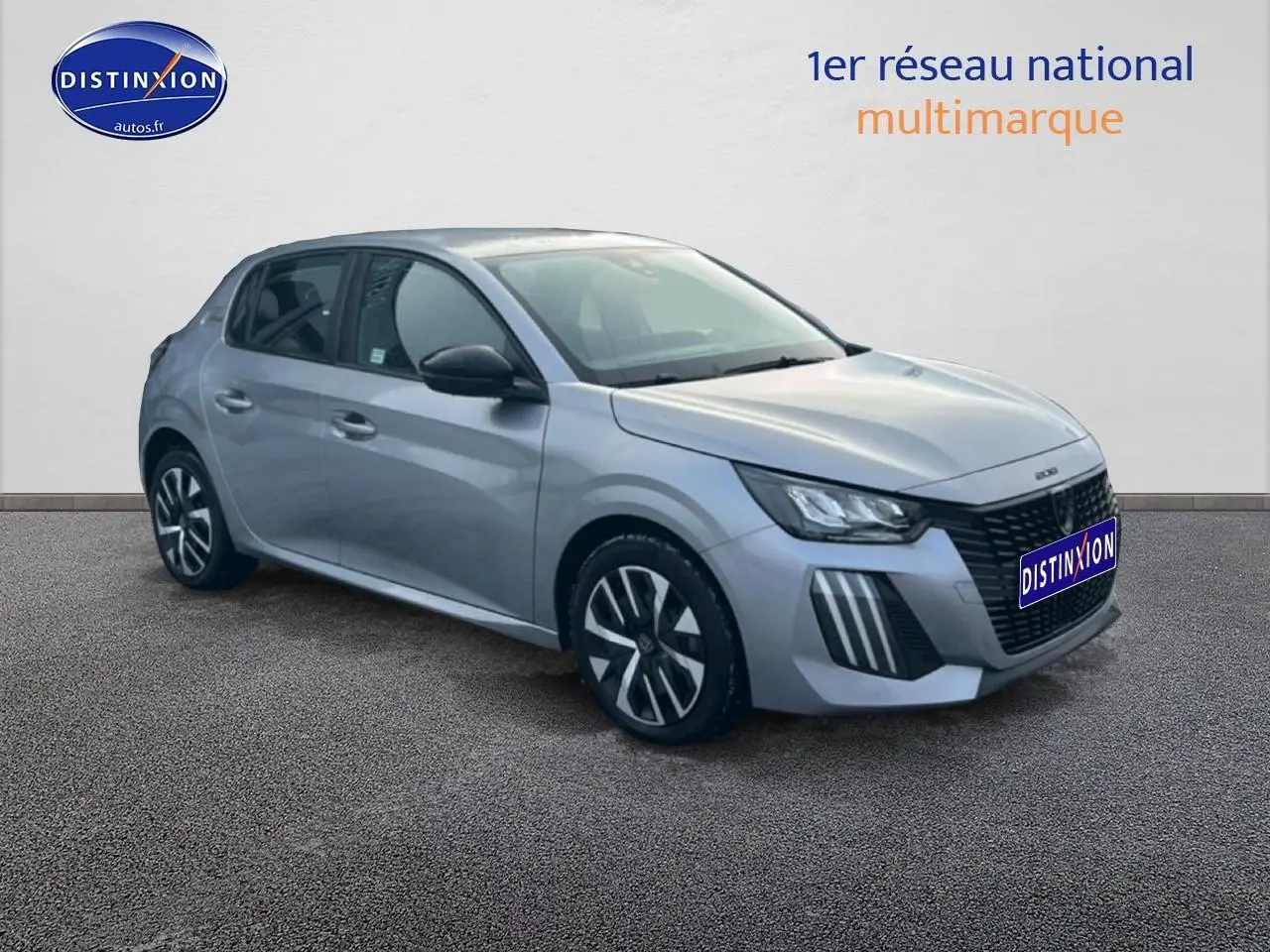 Peugeot 208 1.2 100 Style gris Artense vue 3/4 avant droit avec jantes distinctives et calandre noire.