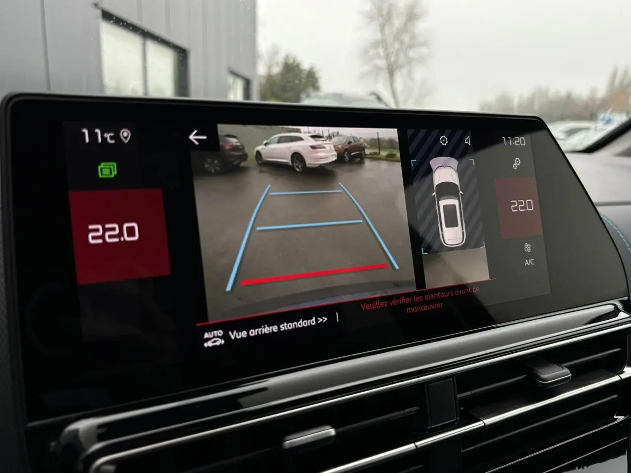 Écran tactile intérieur montrant la caméra de recul avec vue arrière sur un Citroën C5 Aircross blanc Okénite.