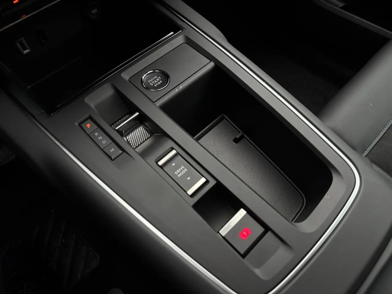Vue rapprochée de la console centrale noire du Citroën C5 Aircross 2025 avec bouton start/stop et commandes de boîte auto.