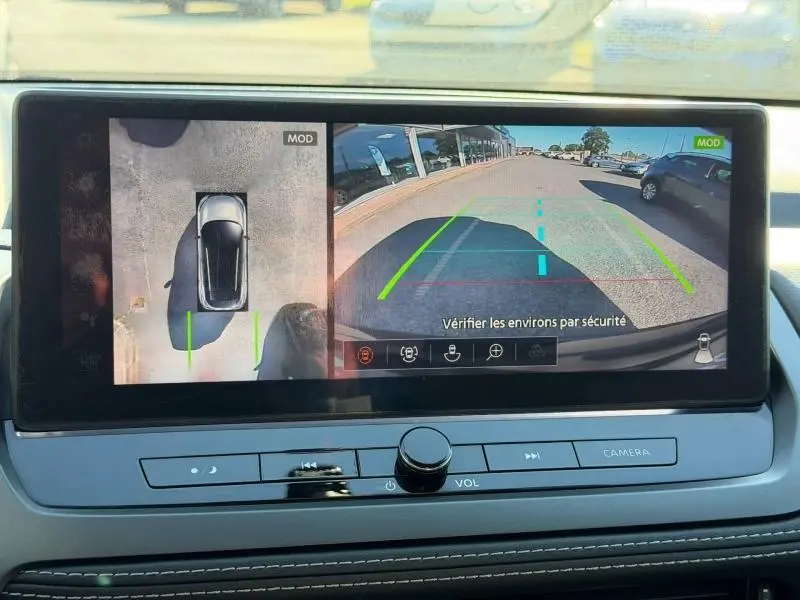 Écran de caméra 360° et recul affichant la Nissan Qashqai noire Kuro vue de dessus et arrière en stationnement.