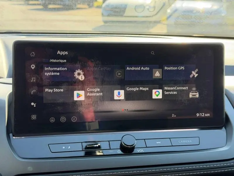 Écran tactile central du Nissan Qashqai 2025 affichant les applications Android Auto et Google Maps, intérieur noir.