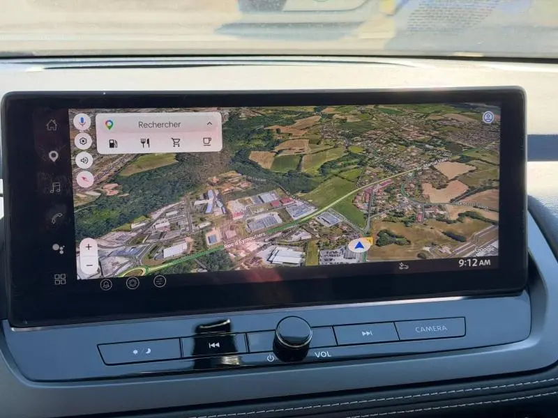Écran tactile central affichant la navigation GPS dans l'habitacle du Nissan Qashqai noir Kuro Métallisé.