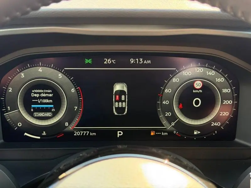 Tableau de bord numérique du Nissan Qashqai 2025 affichant vitesse, compte-tours et état des portes ouvertes.