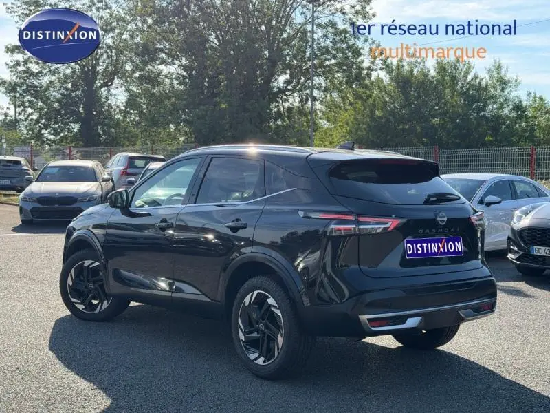 Vue 3/4 arrière droite du Nissan Qashqai 2025 noir Kuro métallisé avec jantes alu et feux LED distinctifs.