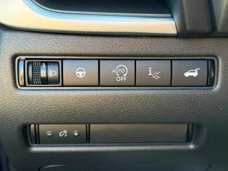 Gros plan sur les boutons de commande noirs du tableau de bord du Nissan Qashqai 2025, finition N-Connecta.