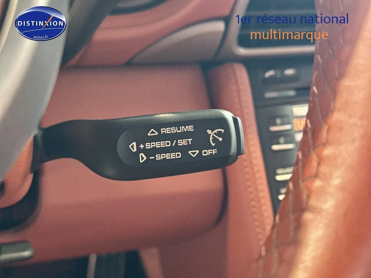 Levier de régulateur de vitesse noir sur fond de cuir marron à l'intérieur d'une Porsche 911 gris 997 carrera pdk.