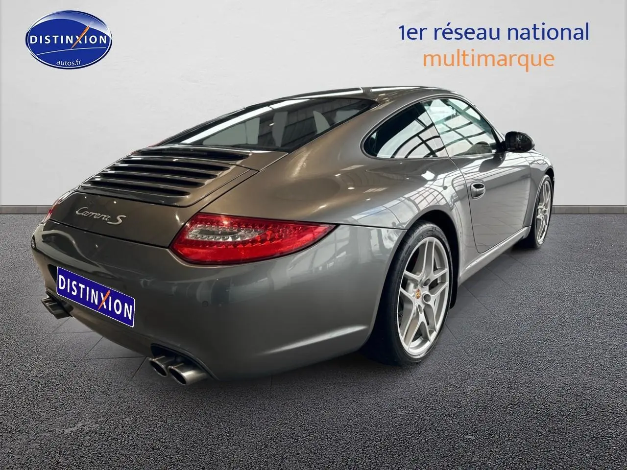 Vue 3/4 arrière droite d'une Porsche 911 Carrera S grise de 2009 avec jantes alu et feux arrière LED.