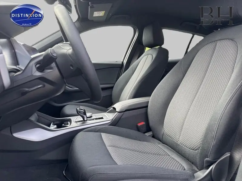 Intérieur avant de la BMW Série 1 116dA 2022 avec sièges tissu anthracite et console centrale moderne vue côté passager.