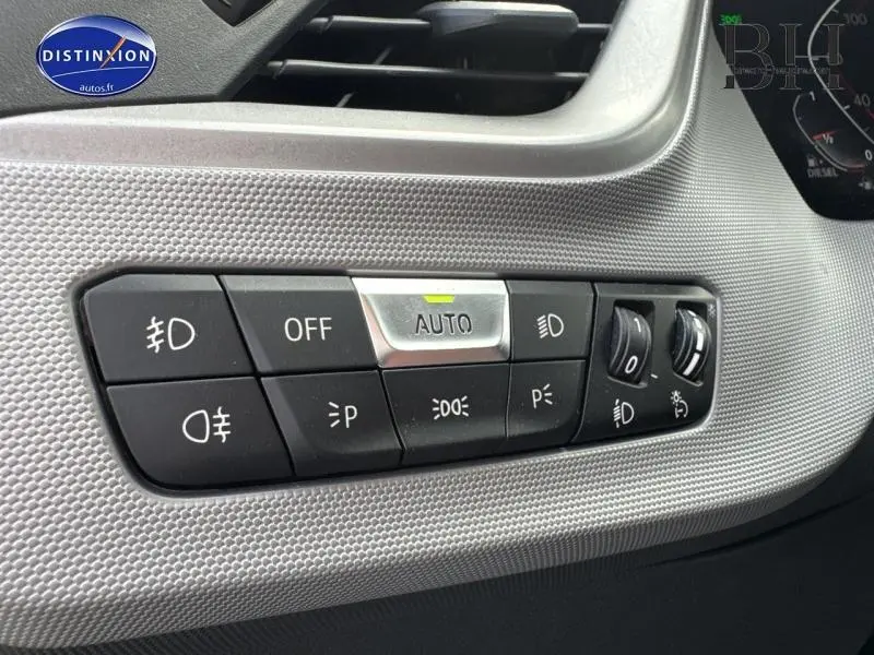 Panneau de commande des feux avec réglages automatiques dans l'habitacle d'une BMW Série 1 116dA 2022.