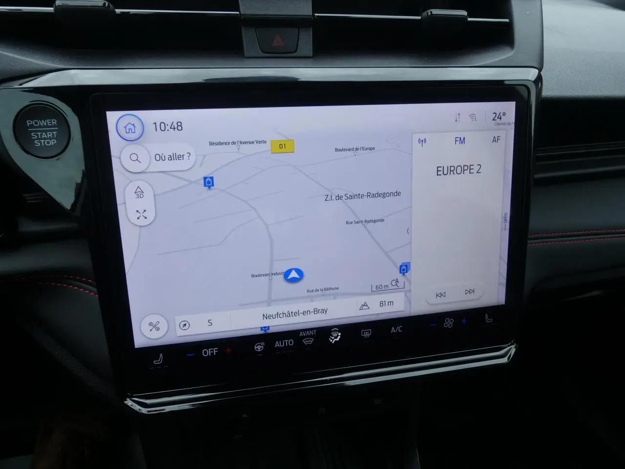 Écran tactile 12 pouces du système SYNC 4 avec navigation et radio dans le tableau de bord du Ford Puma 2025.