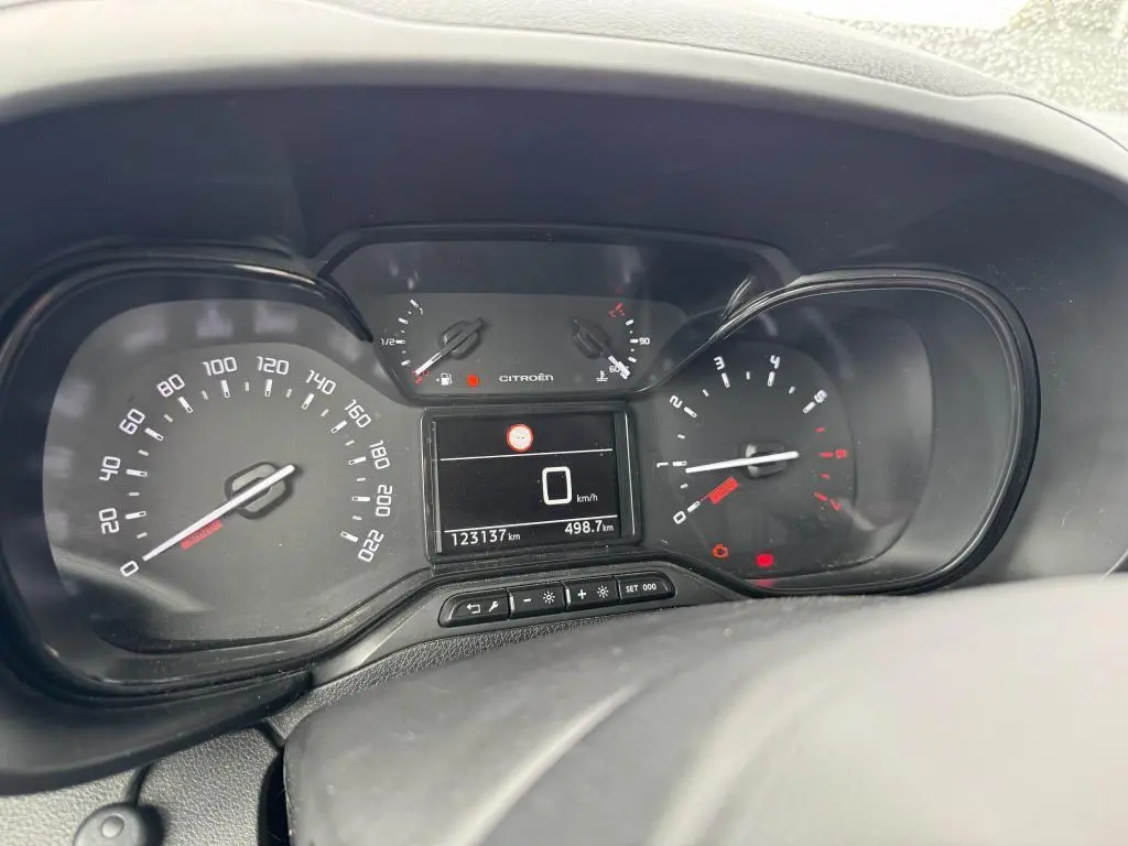Vue rapprochée du tableau de bord du Citroën Berlingo 2019 avec compteur analogique et écran digital affichant 0 km/h.
