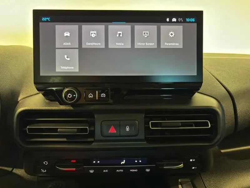 Écran tactile central et commandes de climatisation du tableau de bord du Citroën Berlingo Fourgon noir Perla Nera.