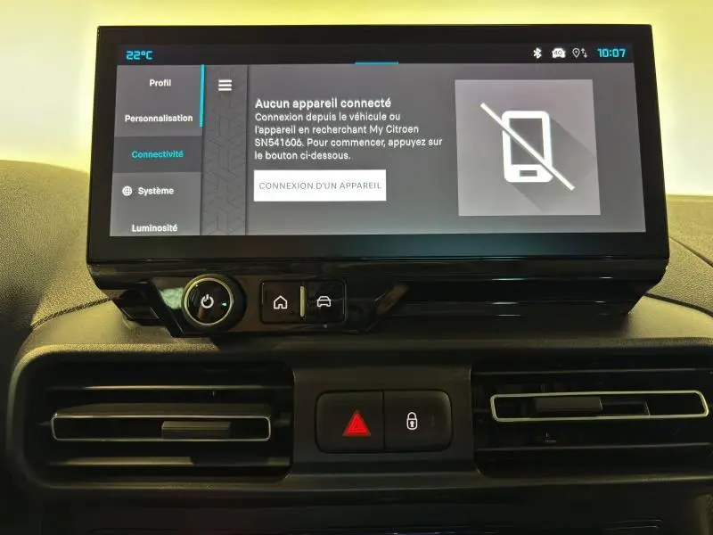 Écran tactile central du tableau de bord du Citroën Berlingo Fourgon noir Perla Nera nacré, avec commandes et aérateurs visibles.