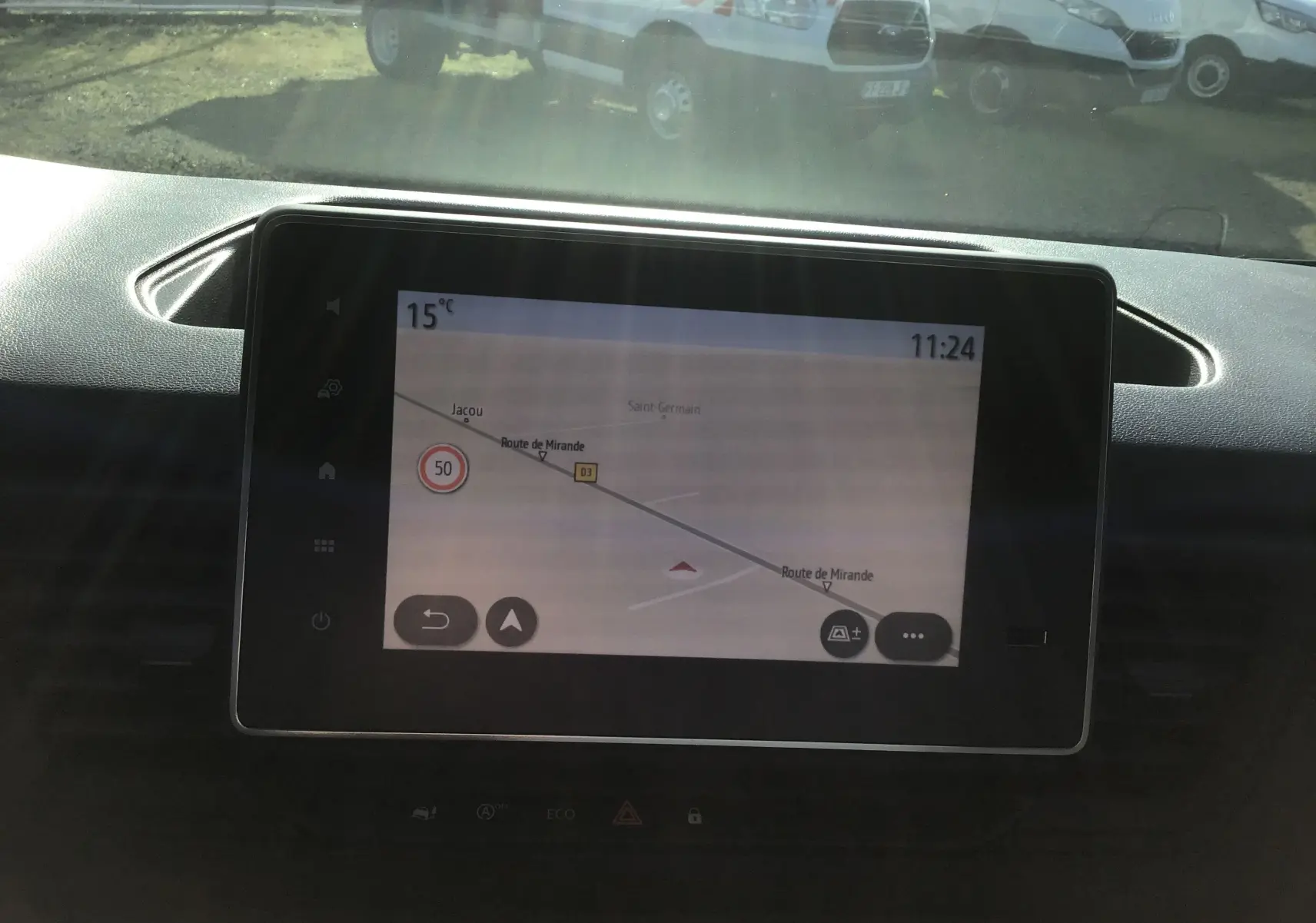 Écran tactile Easy Link 8'' du Renault Trafic Fourgon blanc, affichant la navigation GPS intérieure.