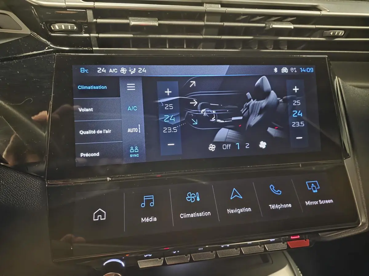 Écran tactile central du tableau de bord du Peugeot 408 2024 affichant les réglages de climatisation et qualité de l'air.