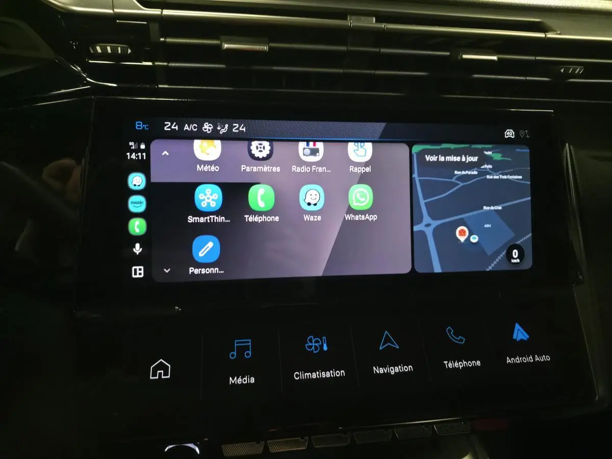 Écran tactile central 10 pouces du Peugeot 408 bleu, affichant navigation et applications connectées.