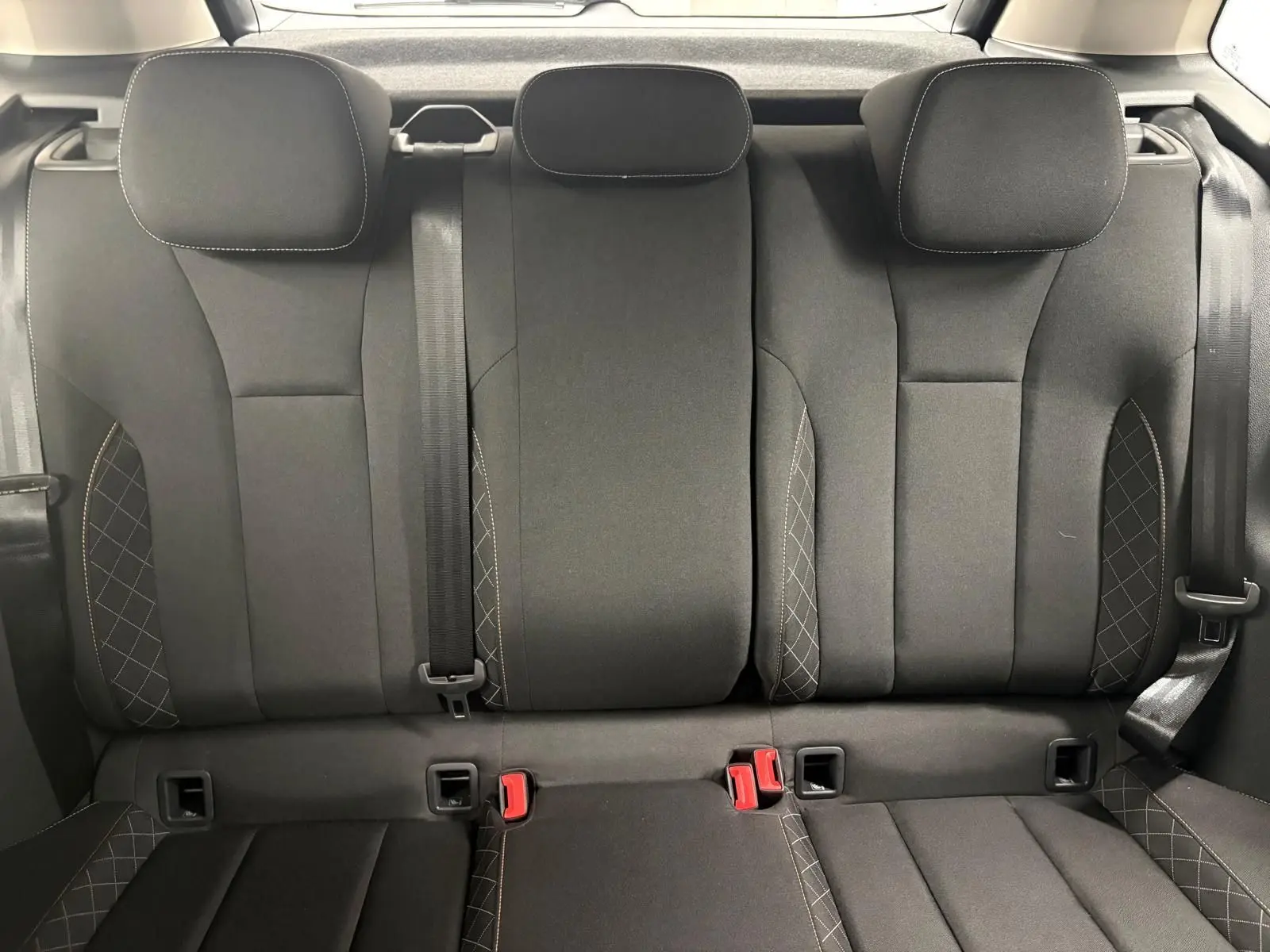 Vue intérieure sur la banquette arrière noire avec surpiqûres contrastantes du Skoda Kamiq Gris Graphite 2023.
