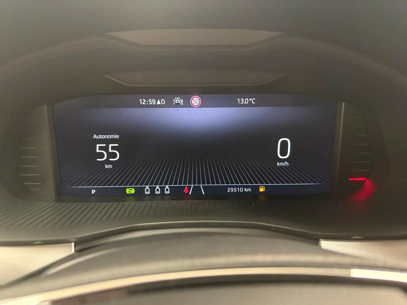 Affichage numérique du tableau de bord du Skoda Kamiq 2023, montrant autonomie, vitesse et température extérieure.