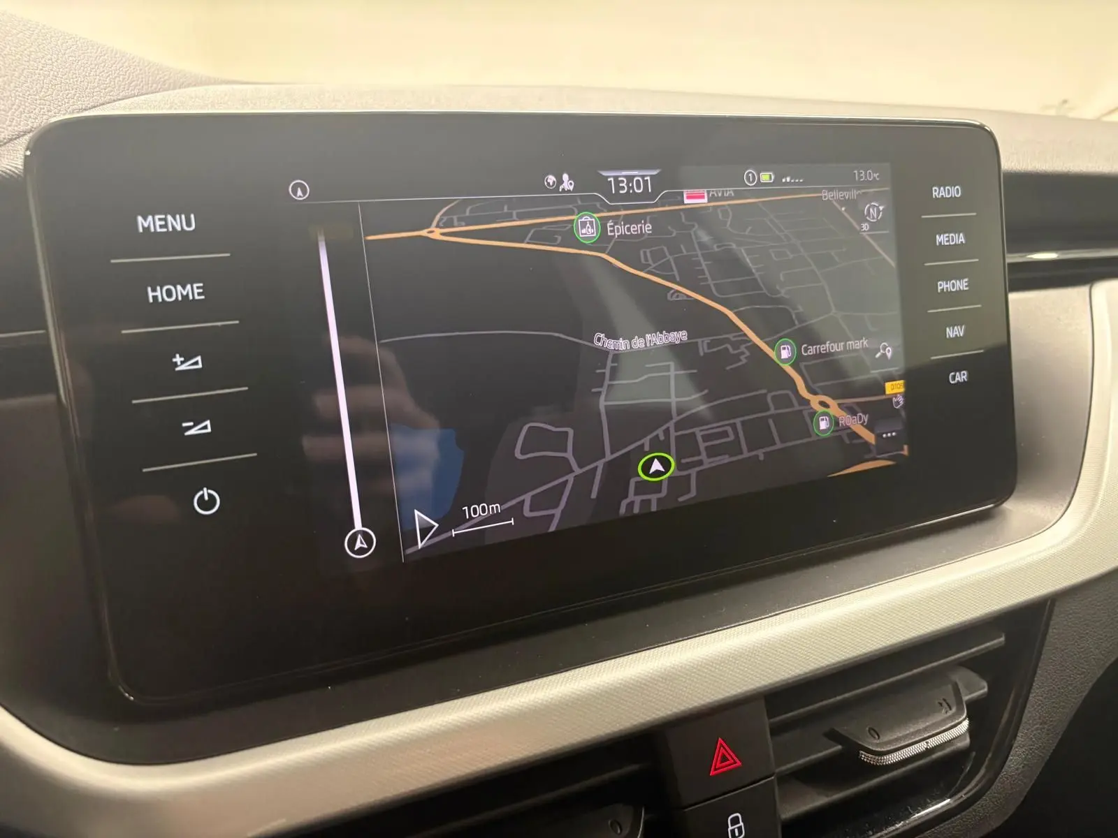 Écran tactile central du tableau de bord du Skoda Kamiq 2023 affichant la navigation GPS en mode carte.