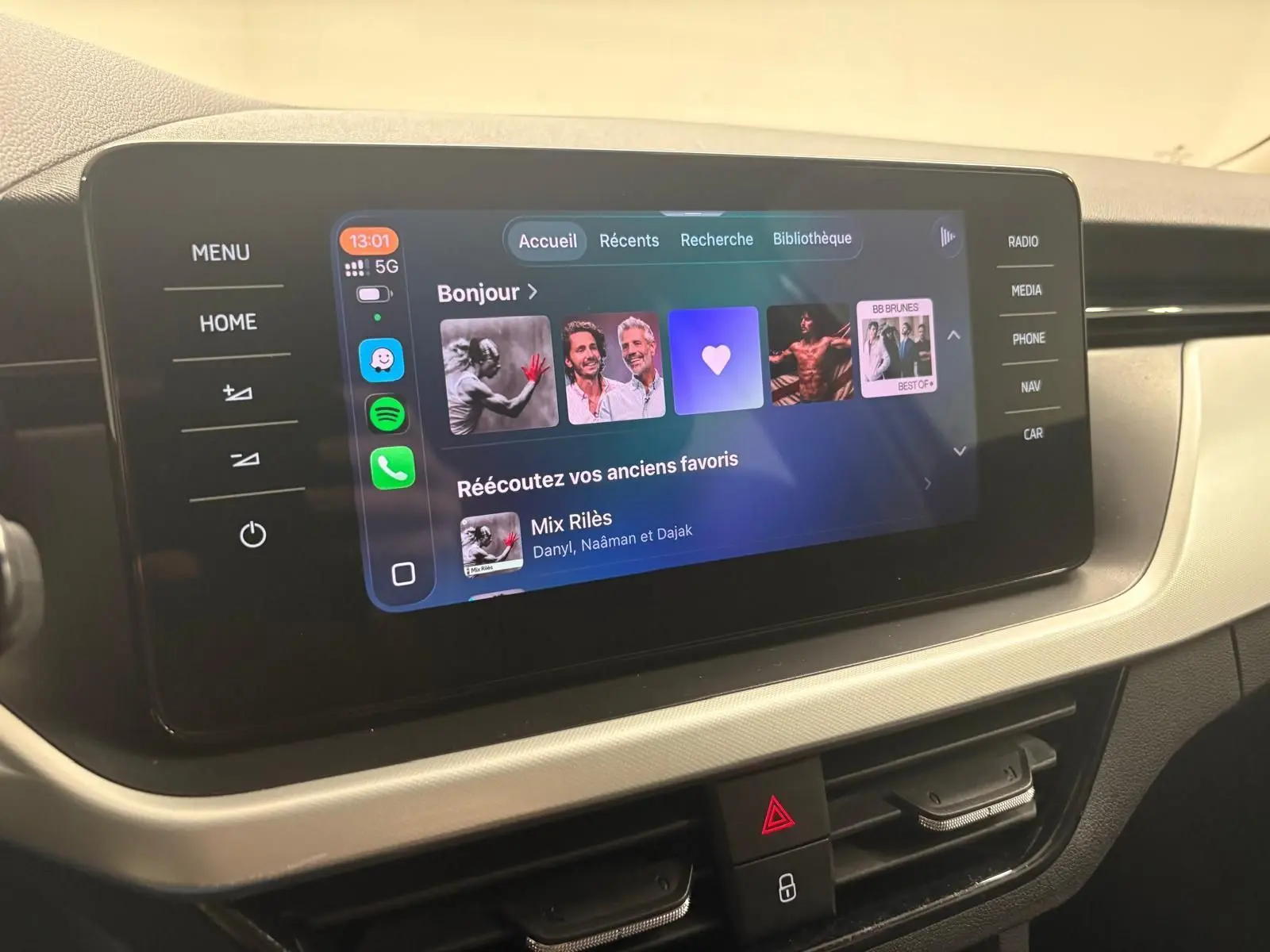 Écran tactile central du Skoda Kamiq 2023 affichant l'interface multimédia avec options radio, média, téléphone et navigation.
