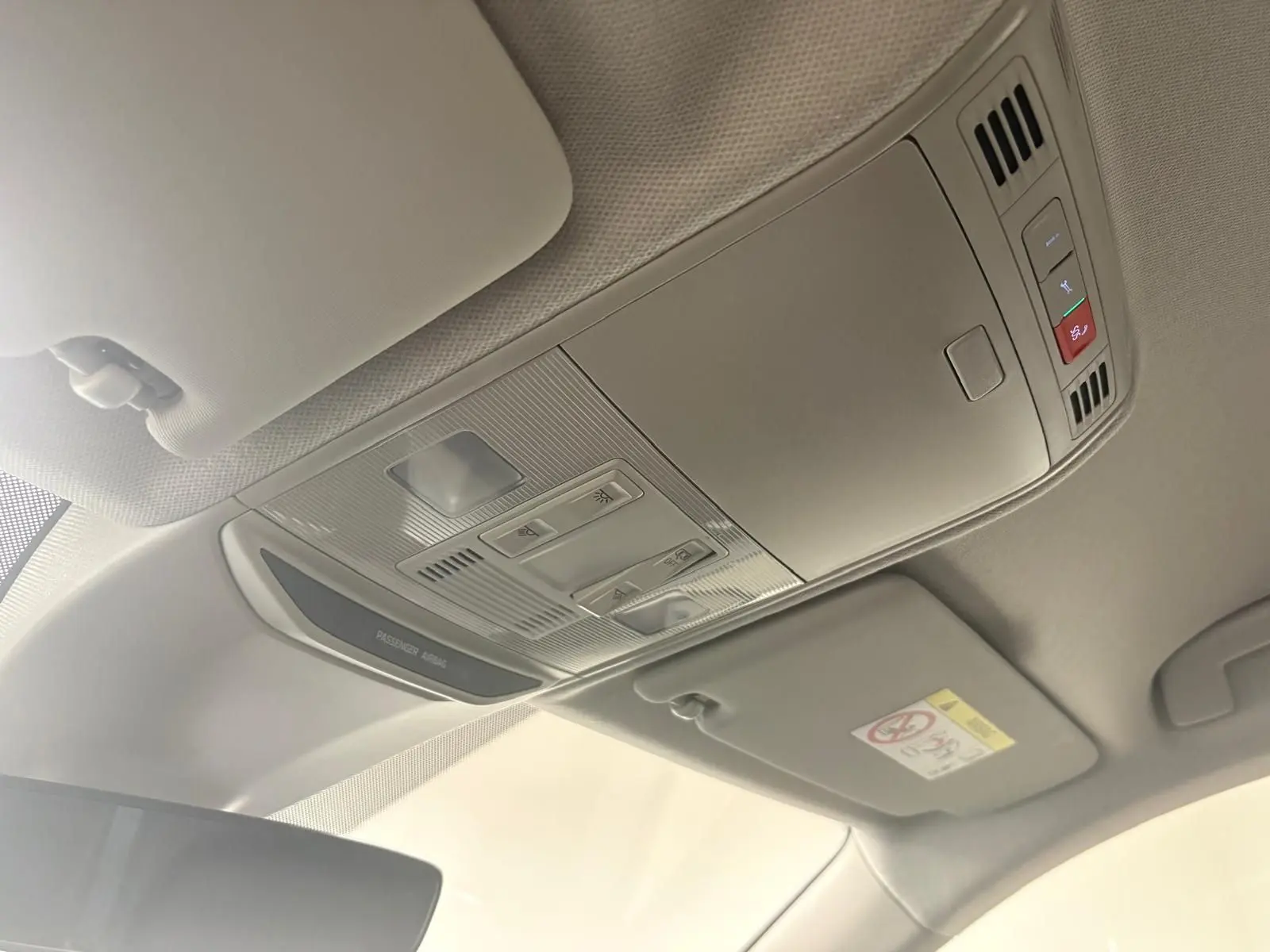 Plafonnier intérieur gris clair avec commandes d’éclairage et pare-soleil dans un Skoda Kamiq 2023.