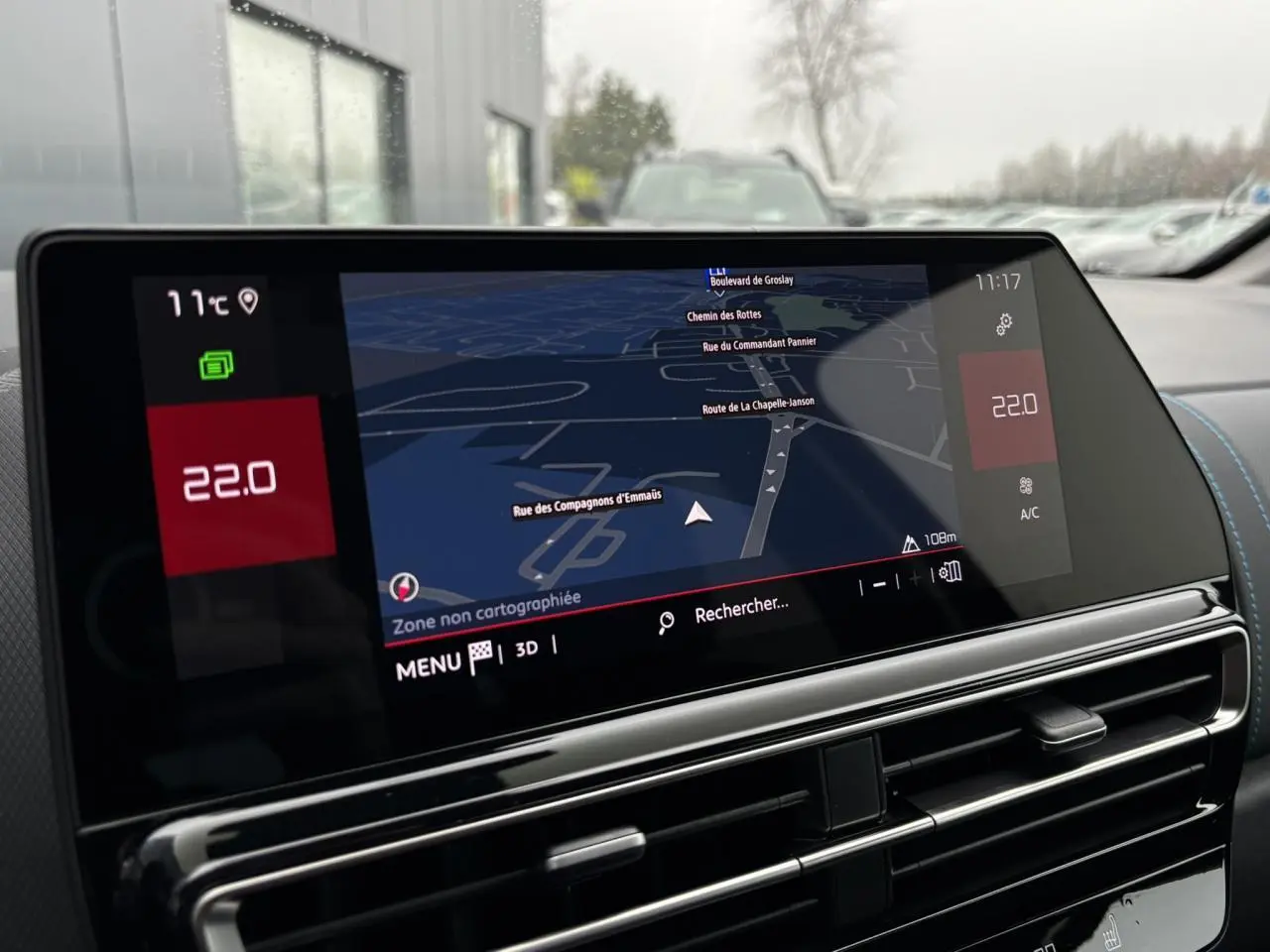 Vue rapprochée de l’écran tactile central du Citroën C5 Aircross 2025 affichant la navigation et la température à 22°C.
