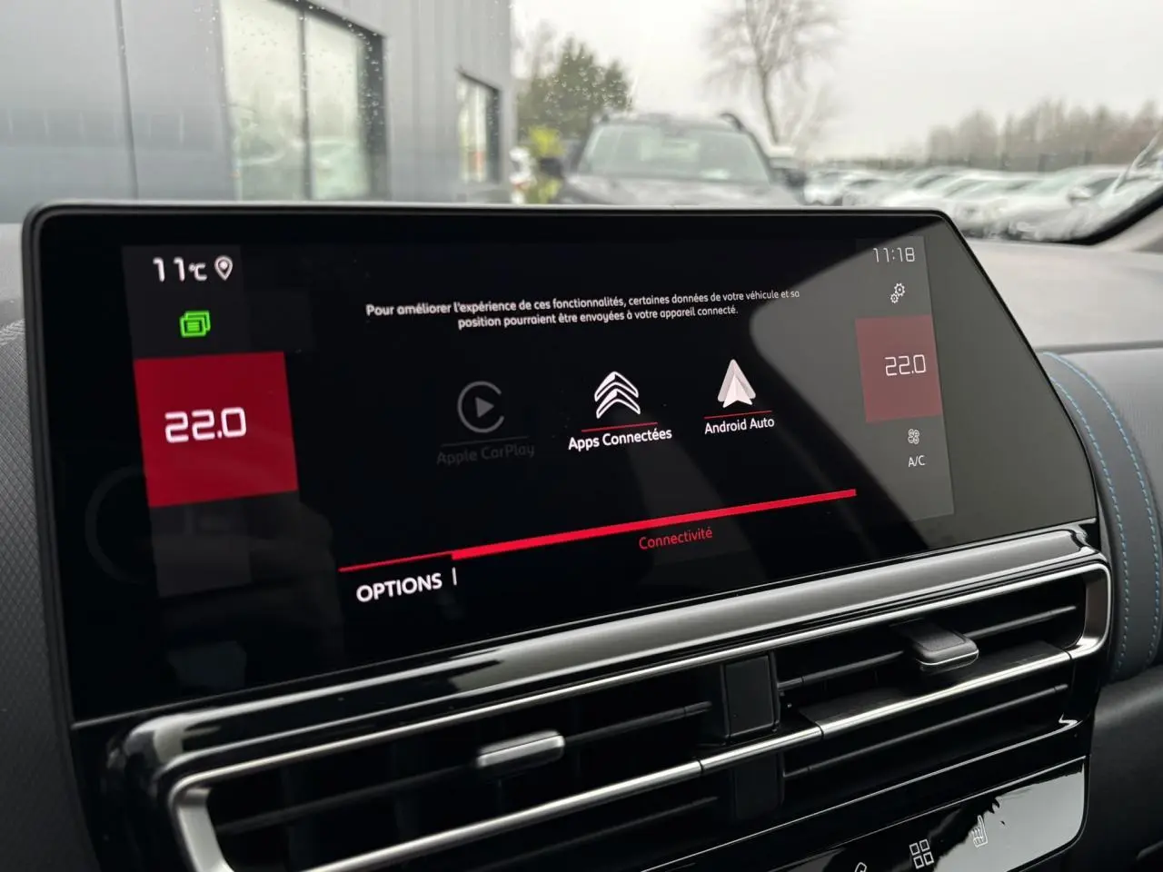 Vue rapprochée de l’écran tactile central du Citroën C5 Aircross Bleu Eclipse, affichant la connectivité Apple CarPlay et Android Auto.