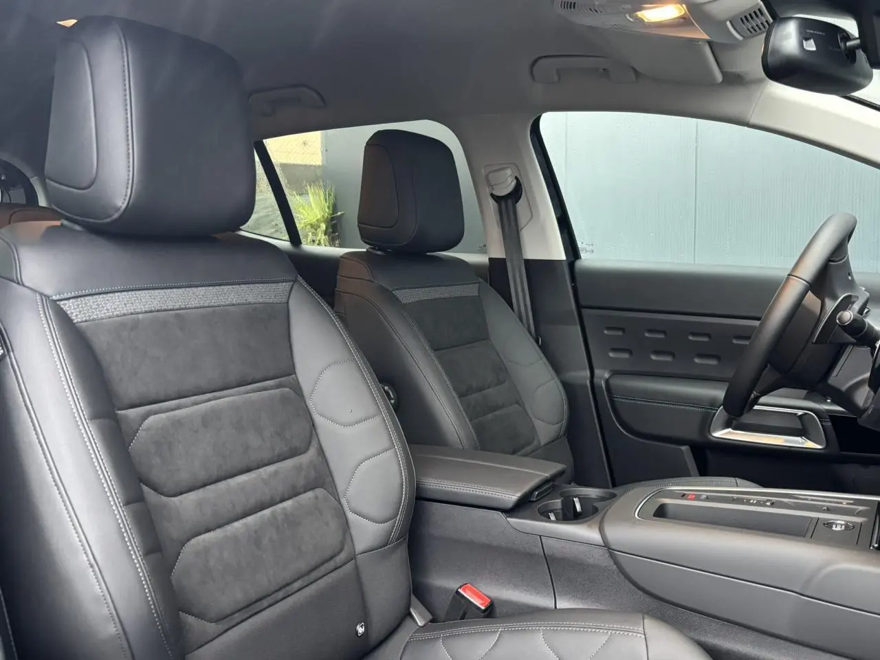 Vue intérieure côté conducteur du Citroën C5 Aircross 2025, sièges Urban Black en Alcantara et cuir noir avec surpiqûres grises.