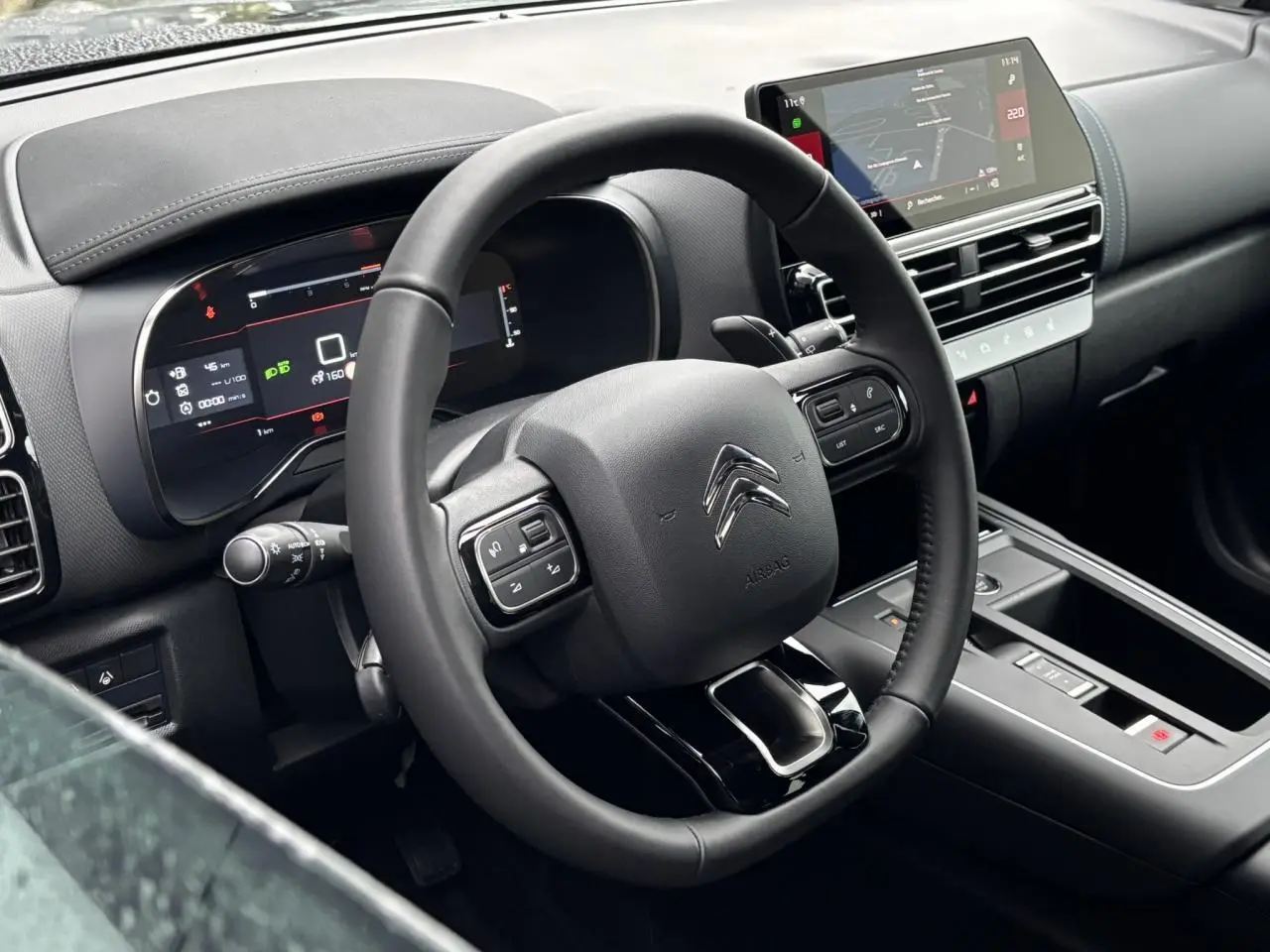 Vue rapprochée du volant noir et du combiné numérique du tableau de bord du Citroën C5 Aircross 2025.