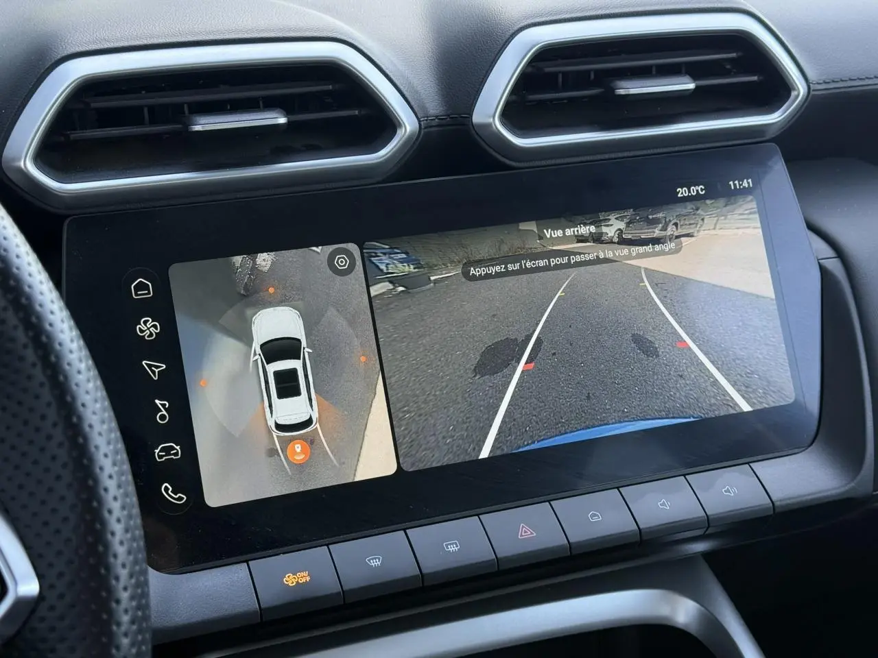 Gros plan sur l'écran tactile central affichant la caméra 360° et la vue arrière du MG ZS 1.5 Hybrid+ 197 Luxury.