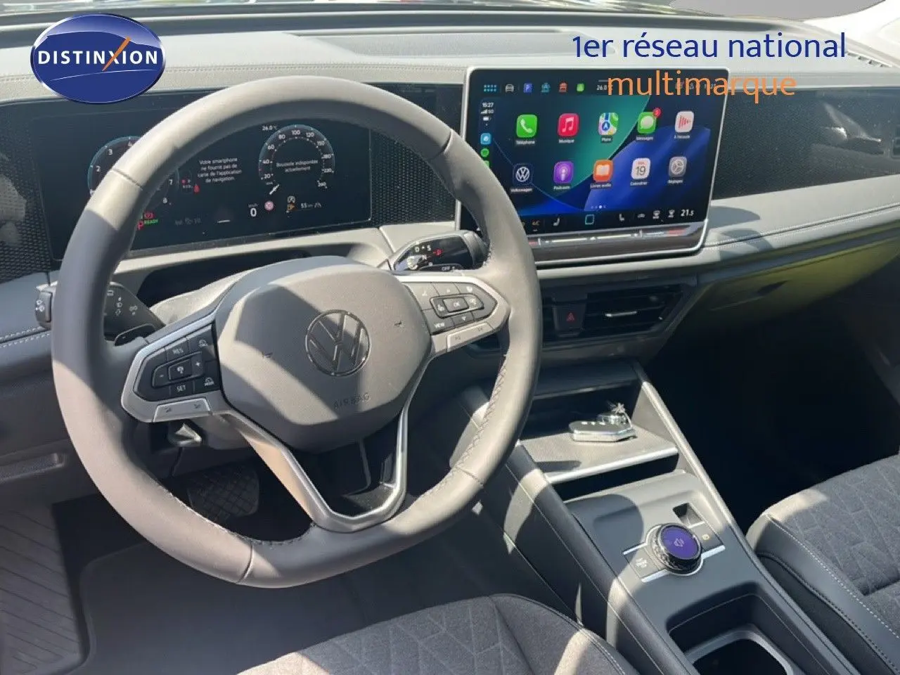 Vue intérieure du Volkswagen Tiguan 2026 montrant le volant multifonction et l'écran tactile central moderne.
