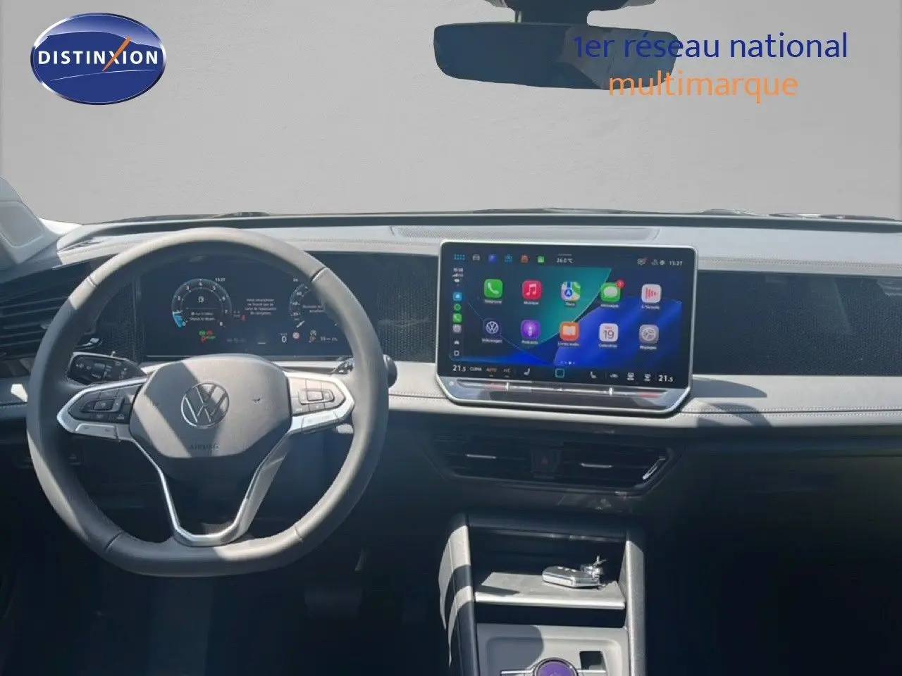 Vue intérieure du tableau de bord du Volkswagen Tiguan 2026 avec écran tactile central et volant multifonction noir.