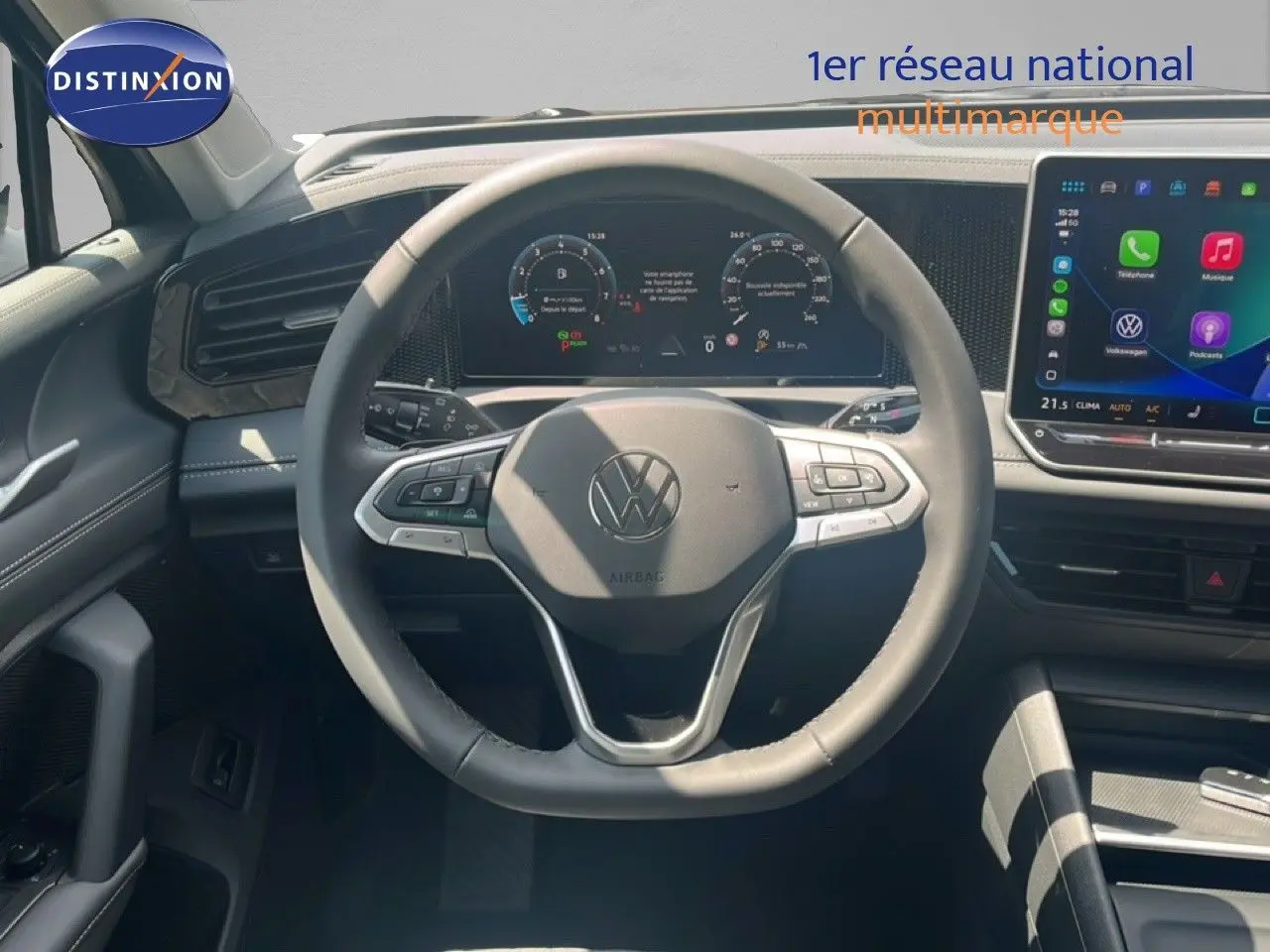Vue intérieure centrée sur le volant noir du Volkswagen Tiguan 2026 avec tableau de bord numérique et écran tactile.