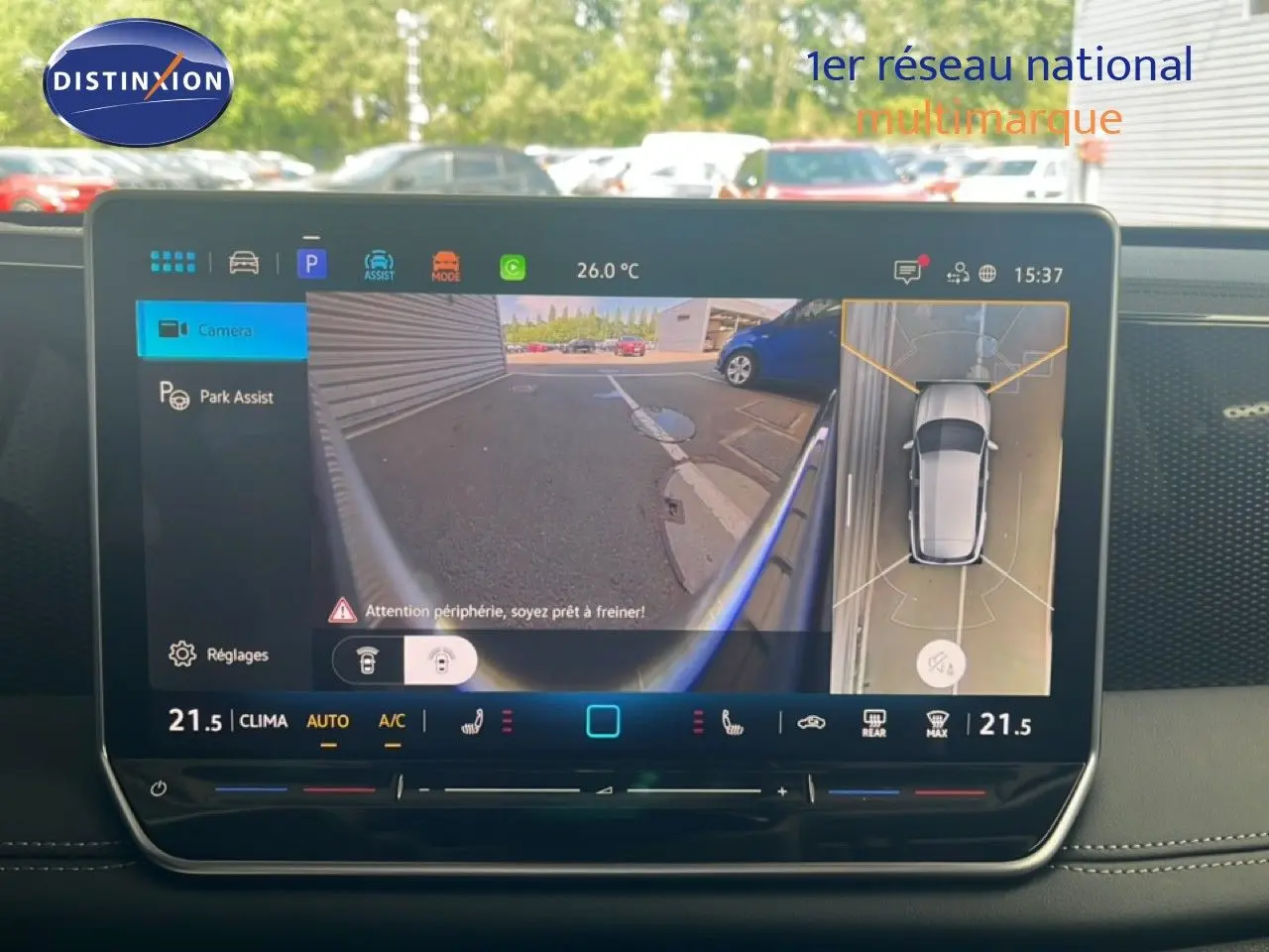 Écran tactile du Volkswagen Tiguan noir Grenadilla montrant l’aide au stationnement avec vue caméra 360° intérieure.