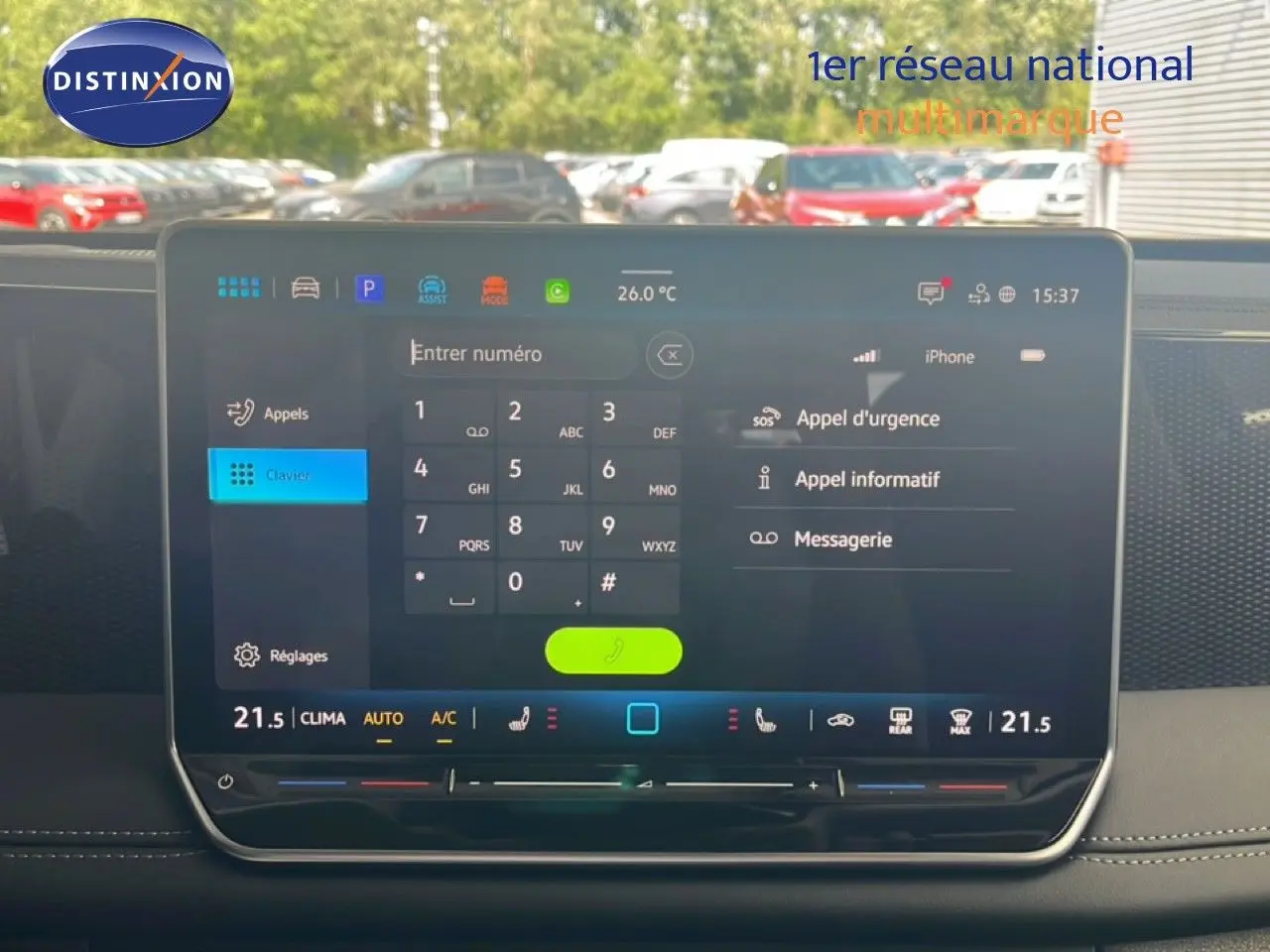 Écran tactile central du Volkswagen Tiguan noir Grenadilla, affichant le clavier téléphonique en intérieur jour.