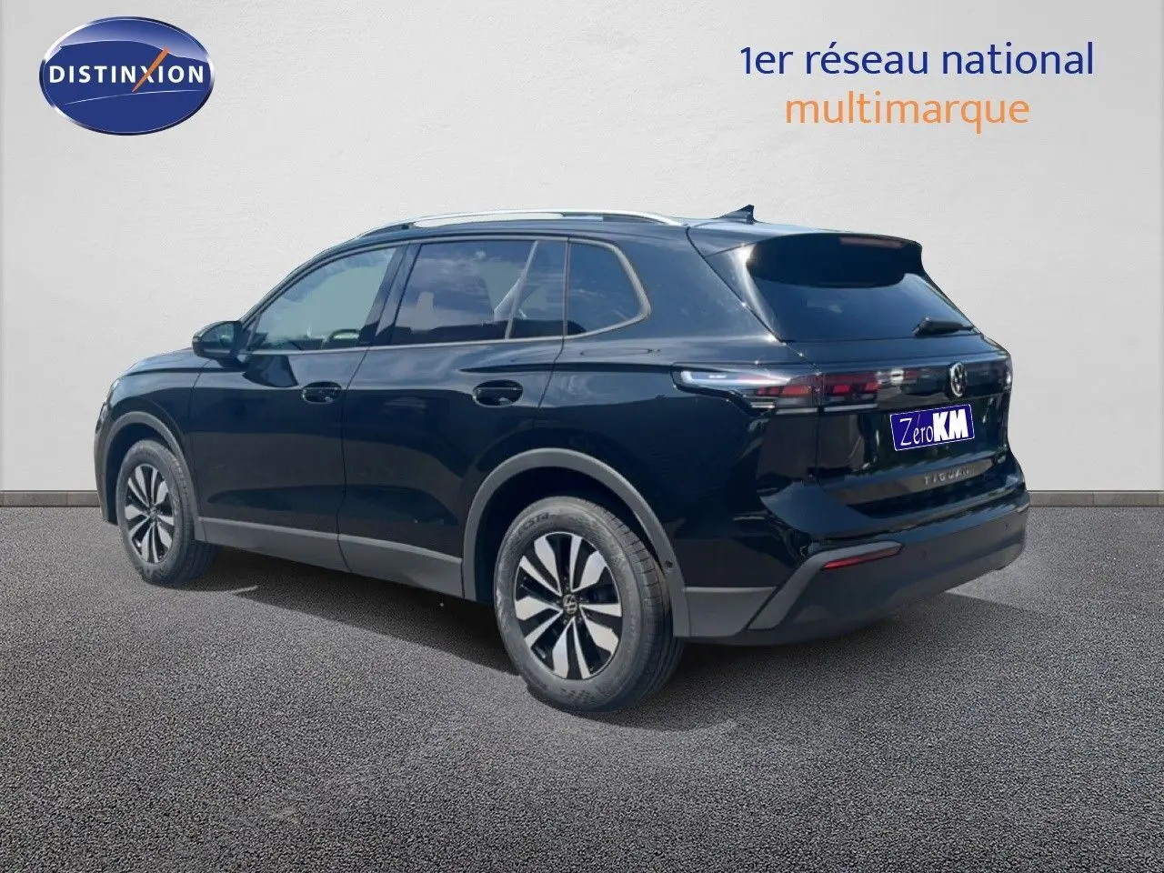 Volkswagen Tiguan 1.5 TSI 130ch noir grenadilla metal, vue 3/4 arrière droit sur fond neutre.