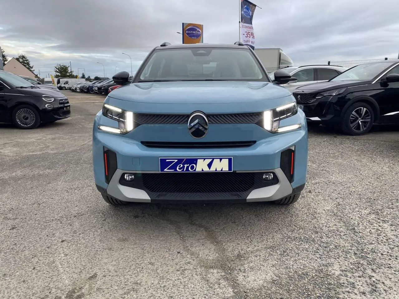Vue frontale d'un Citroën C3 Aircross 2025 bleu Monte Carlo avec feux LED allumés sur parking extérieur