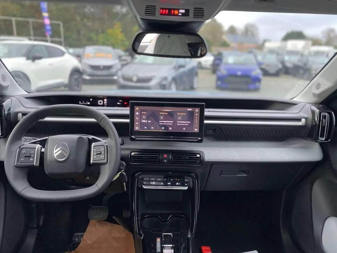 Vue intérieure du tableau de bord et volant noir du Citroën C3 Aircross 2025 avec écran tactile central et affichage numérique.