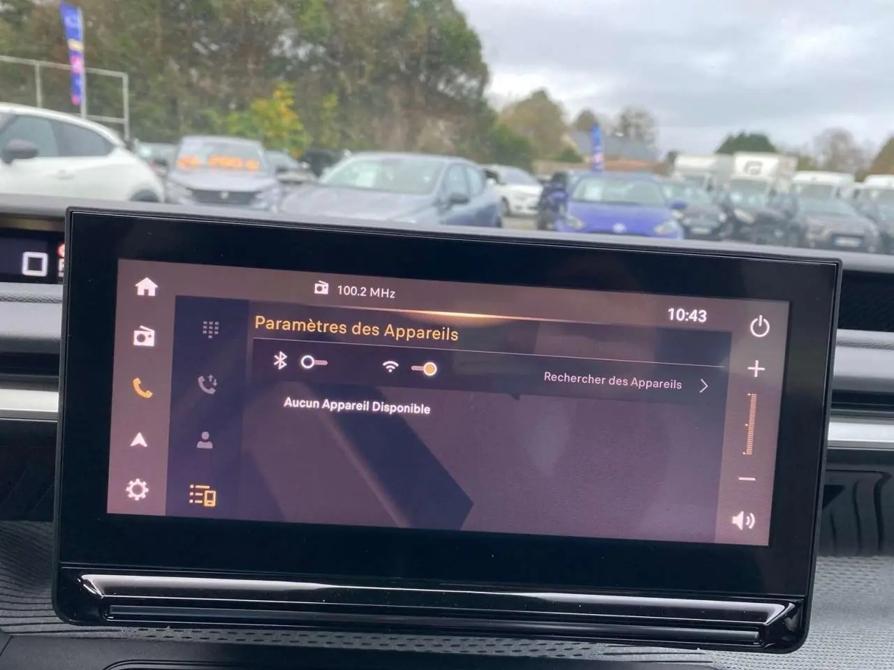 Vue intérieure centrée sur l'écran tactile du système multimédia du Citroën C3 Aircross 2025.